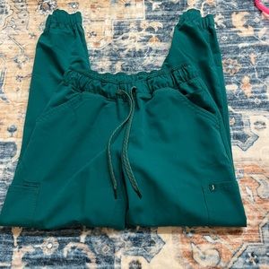 Hunter green jannuu jogger scrub bottoms in size small. They were hardly worn!!